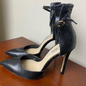 Guess Pumps
